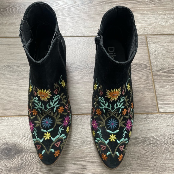 Diba Shoes - Diba ~ Black Suede Floral Embroidered Ankle Boots Zip
Booties ~ Size 6~